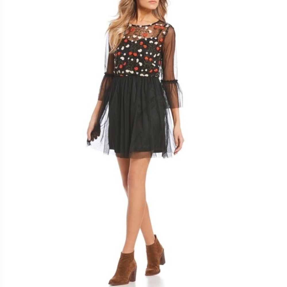 NWT 🍒 Takara Enbroidered Floral Mini Dress